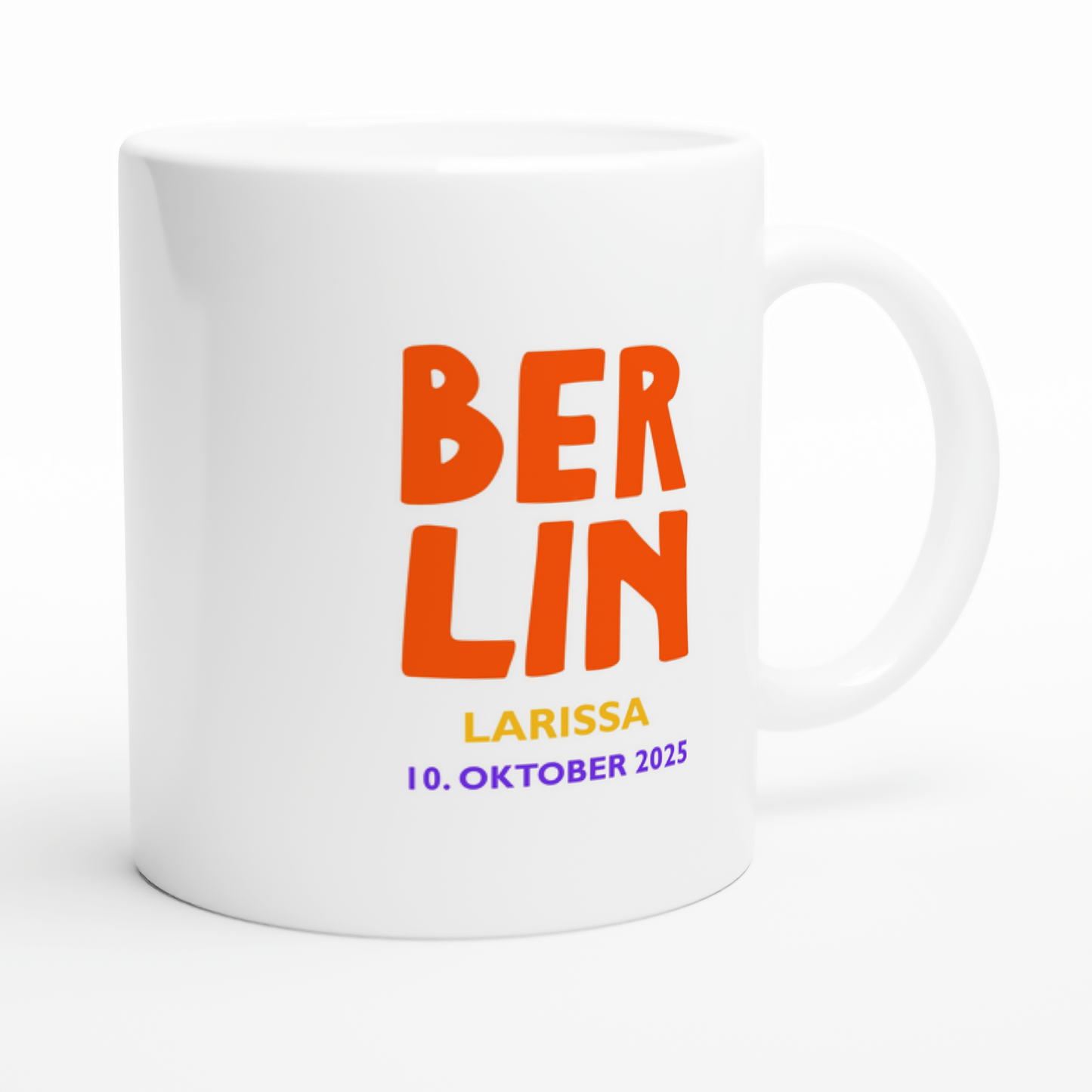 Rückseite der Tasse mit personalisiertem Namen und Datum
