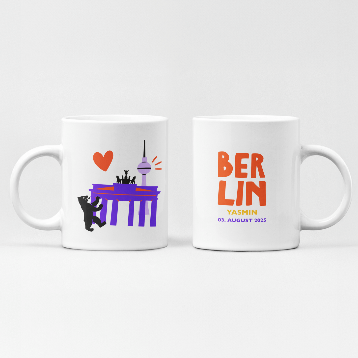Personalisierte Berlin-Tasse mit ikonischen Stadtmotiven und individueller Beschriftung mit Name und Datum – modernes Design mit Brandenburger Tor, Berliner Bär und Fernsehturm.
