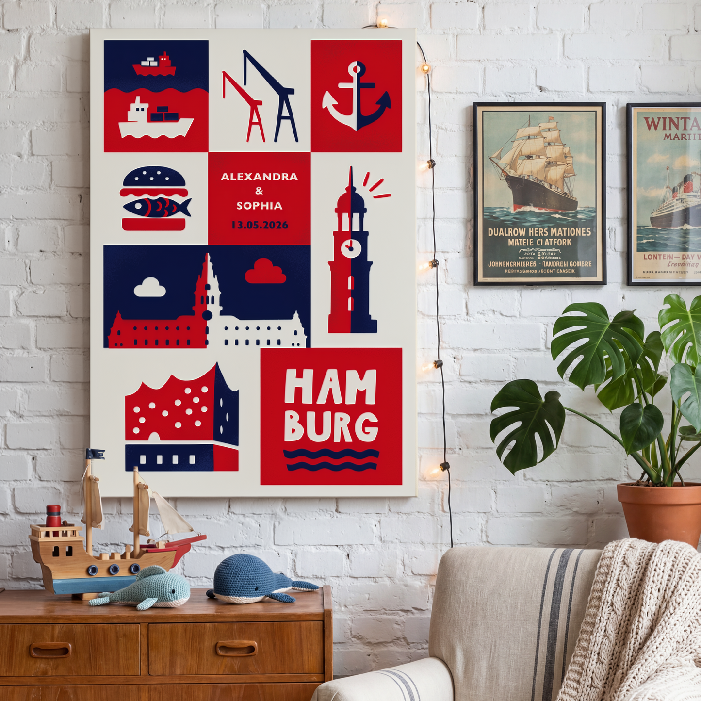 Personalisierte Hamburg-Leinwand mit Namen und Datum als Wandkunst in modernem Wohnzimmer. Illustrationen von Hamburger Wahrzeichen, aufgehängt über einer Kommode mit Spielzeug und Pflanzen.