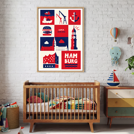Hamburg Poster mit Personalisierung über einem Babybett im Kinderzimmer. Maritime Einrichtung mit Spielzeugbooten und Heißluftballons. Designposter mit Hafenmotiven, Elbphilharmonie und Name + Datum personalisierbar.