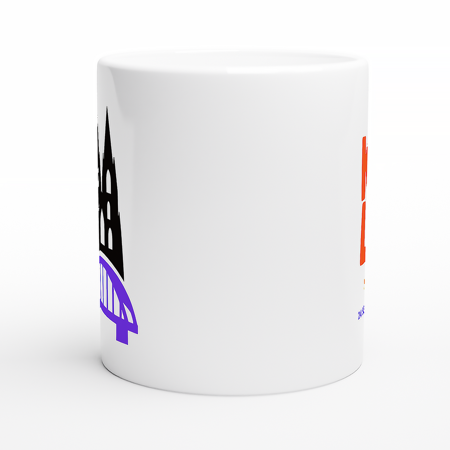 Seitenansicht der Tasse mit individuellem Namen und Datum