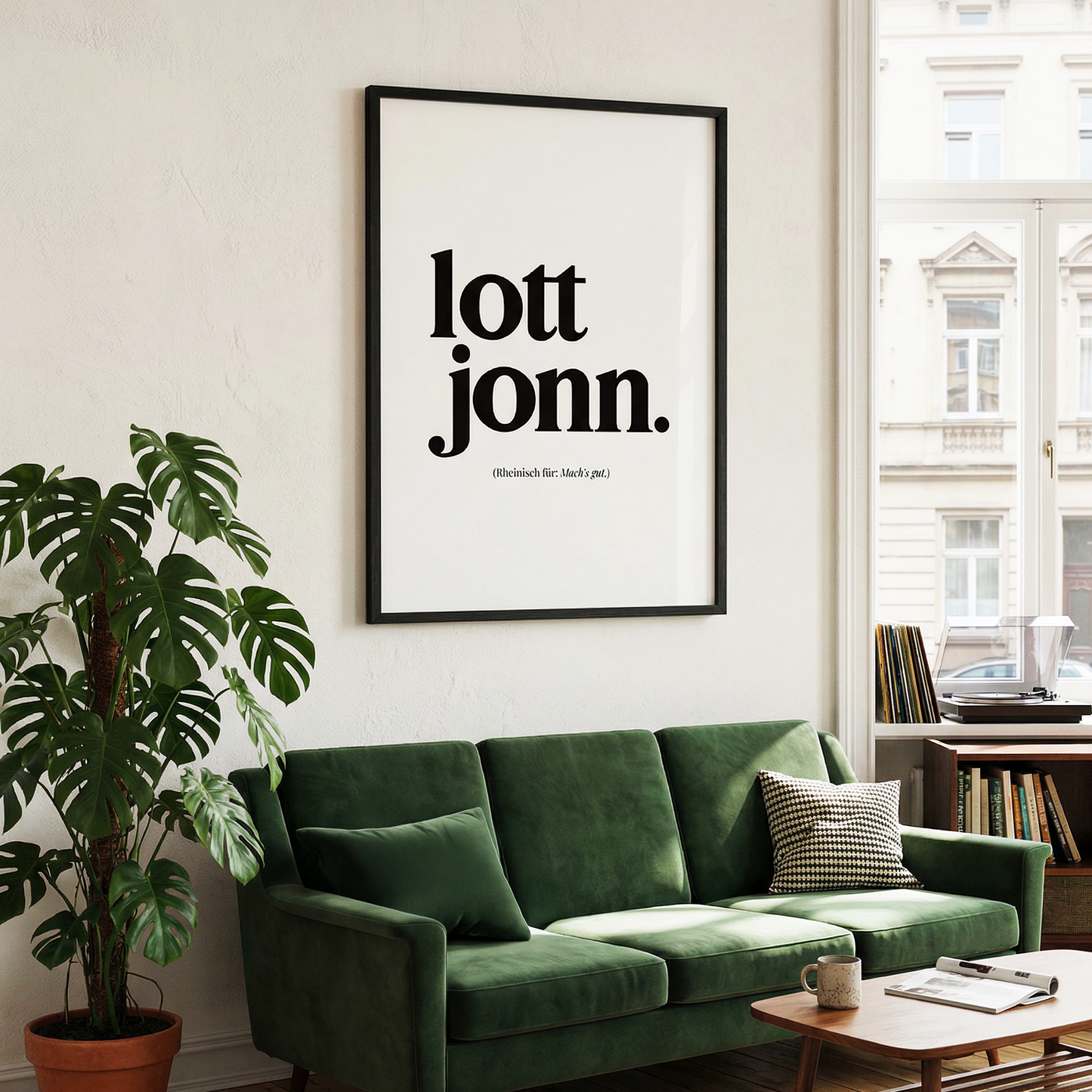 Minimalistisches Schwarz-Weiß-Poster „lott jonn.“ in A0, eingerahmt über einem grünen Samtsofa in einem hellen Wohnzimmer mit Holzboden und Zimmerpflanzen