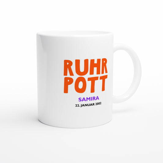 Kaffeebecher personalisiert mit Name und Datum im modernen Design.