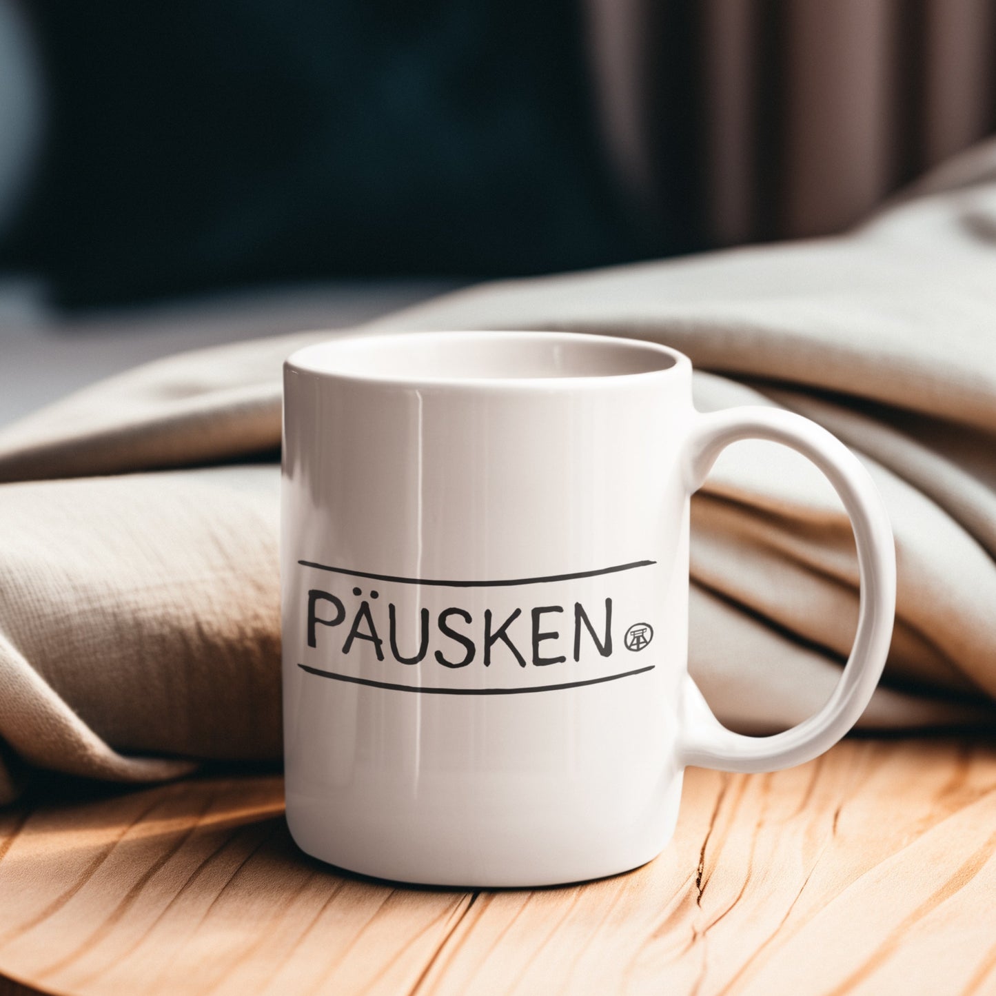 Weiße Keramiktasse mit schwarzem 'Ruhrpott'-Schriftzug und Zechen-Motiv, beidseitig bedruckt.