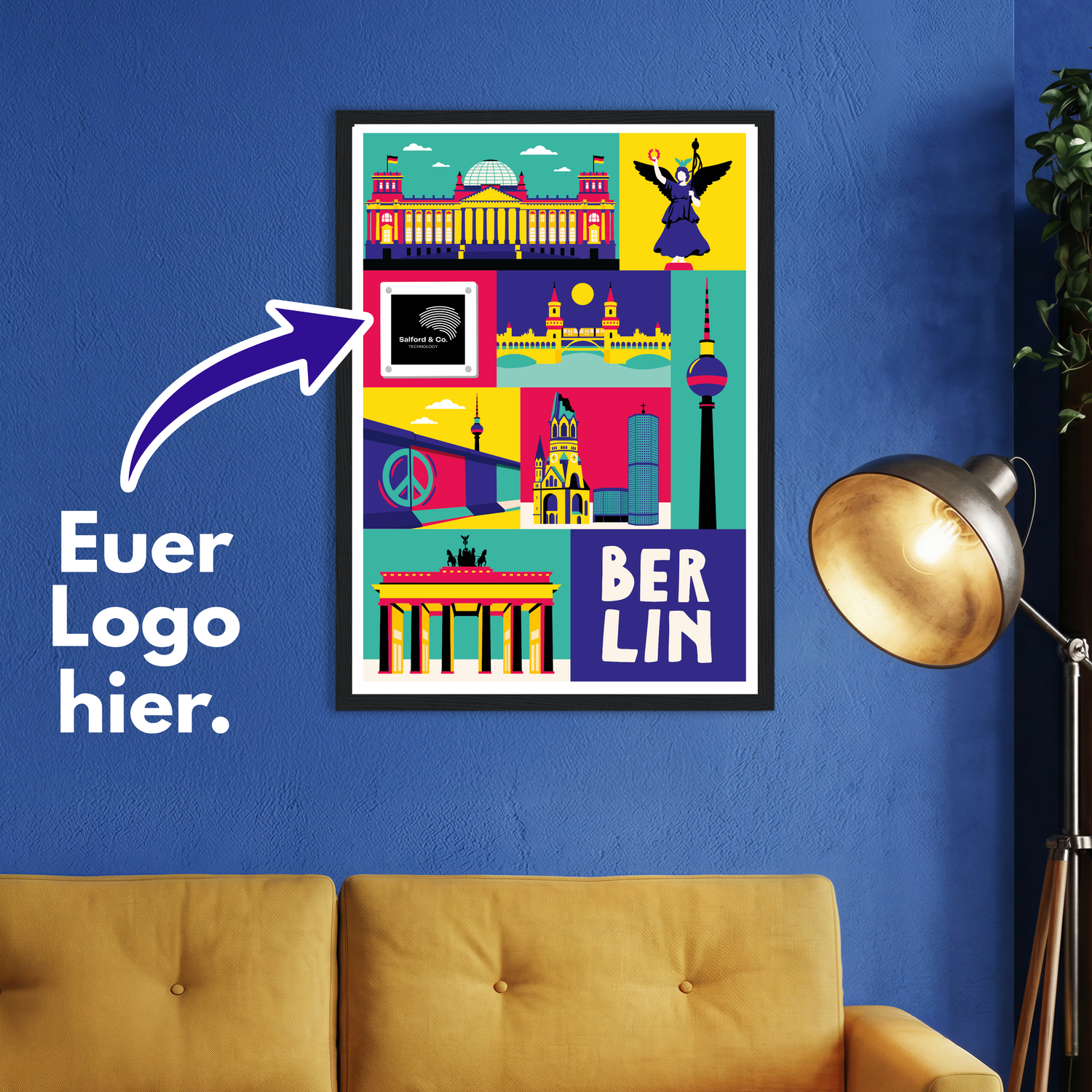 Personalisierbares B2B Poster Berlin im Pop-Art Design. Eine Pfeil-Markierung mit dem Text "Euer Logo hier" zeigt den Platzhalter für das Firmenlogo auf dem gerahmten Kunstdruck über einem gelben Sofa.