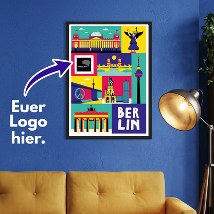 Personalisierbares B2B Poster Berlin im Pop-Art Design. Eine Pfeil-Markierung mit dem Text "Euer Logo hier" zeigt den Platzhalter für das Firmenlogo auf dem gerahmten Kunstdruck über einem gelben Sofa.