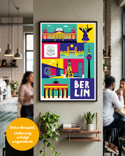 Plakat Design Berlin als stilvolle Wandkunst für Cafes. Der B2B Kunstdruck zeigt ein personalisiertes Café-Logo und hängt an einer Säule in einem belebten Gastronomie-Bereich.