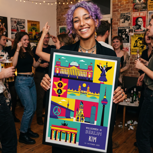 Junge Frau freut sich auf einer WG-Party über ein personalisiertes Berlin Poster im schwarzen Rahmen. Ideales Geschenk zum Einzug in die neue Wohnung, bedruckt mit bunten Pop-Art Illustrationen von Reichstag, Fernsehturm und Brandenburger Tor von Stadtkind Souvenir.