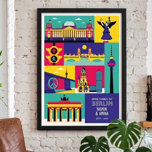 Personalisiertes Berlin Poster im schwarzen Echtholzrahmen aufgestellt auf einem Sideboard. Geschenkidee zum Einzug in die neue WG mit urbanen Wahrzeichen im Pop-Art Stil.