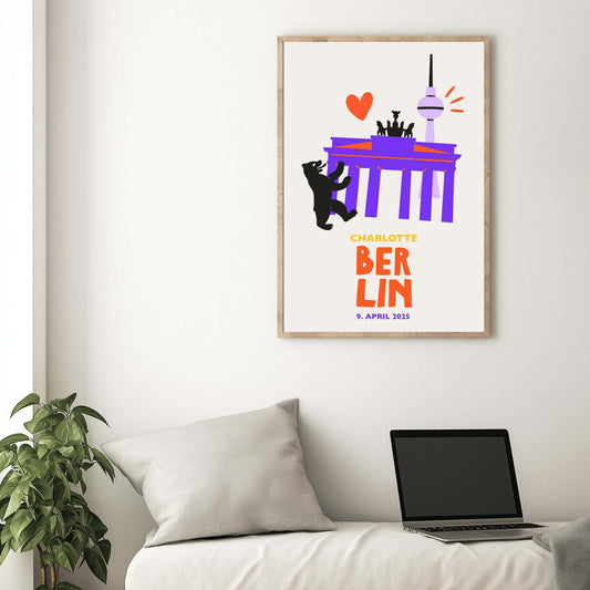 Minimalistische personalisierte Berlin Skyline Wandkunst in Lila und Orange.