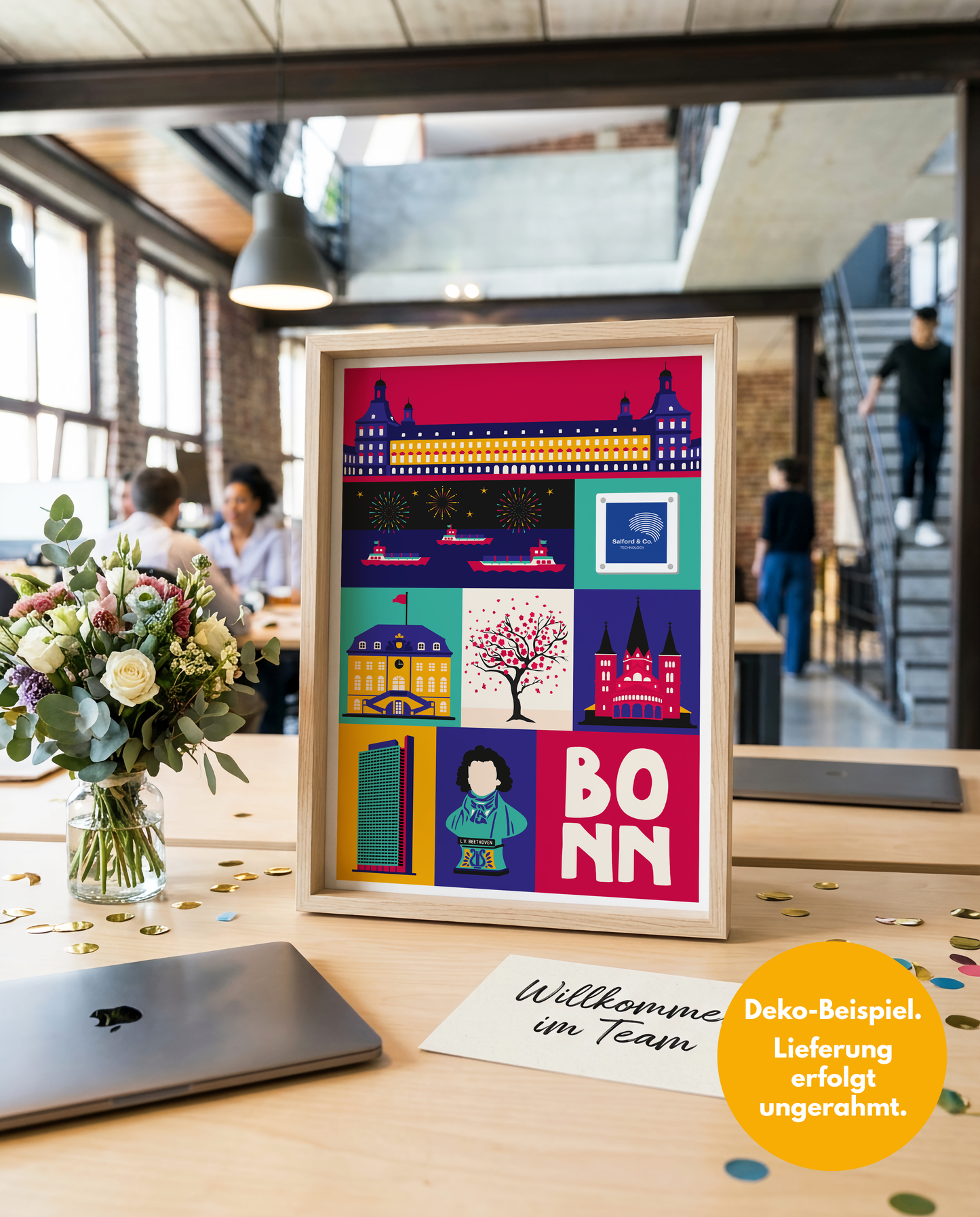 Bonn Kunstdruck mit Firmenlogo als Mitarbeitergeschenk zum Onboarding auf Schreibtisch mit Willkommenskarte.