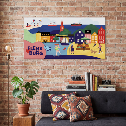 Gemütliches Wohnzimmer mit Backsteinwand, dunklem Sofa und bunten Kissen, darüber ein großes grafisches Flensburg-Poster von Stadtkind Souvenir als moderne Wandkunst im skandinavischen Illustrationstil.