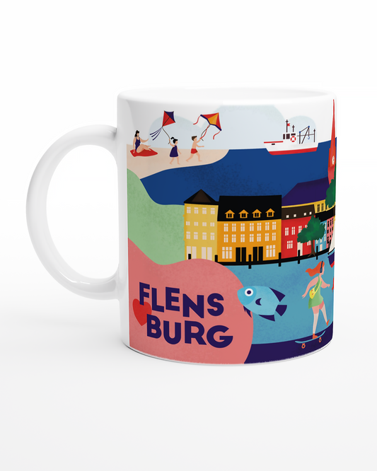 Keramiktasse mit moderner Flensburg-Illustration – Hafen, Segelboote und bunte Häuser