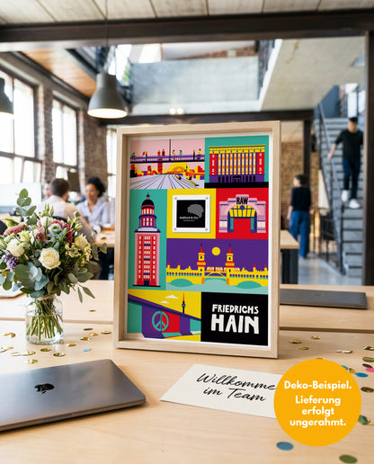 Mitarbeitergeschenk zum Onboarding: Gerahmtes Berlin Friedrichshain Poster im Pop-Art-Stil mit integriertem Firmenlogo auf einem Schreibtisch in einem belebten Startup-Büro.