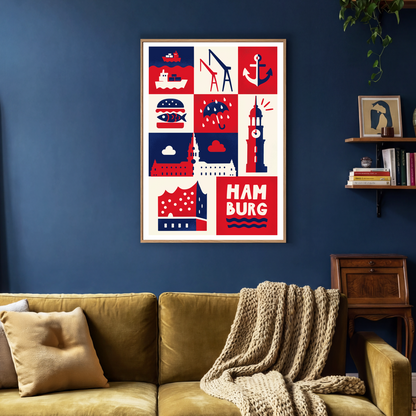 Modernes Hamburg-Poster mit ikonischen Stadtmotiven in kräftigem Rot und Blau, stilvoll gerahmt und aufgehängt in einem gemütlich eingerichteten Wohnzimmer mit Samtsofa und Altbaucharme.