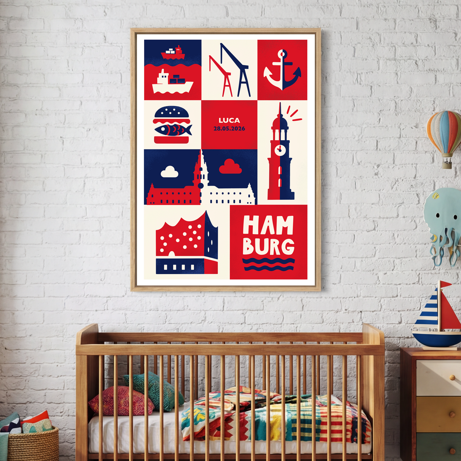 Hamburg Poster mit Personalisierung über einem Babybett im Kinderzimmer. Maritime Einrichtung mit Spielzeugbooten und Heißluftballons. Designposter mit Hafenmotiven, Elbphilharmonie und Name + Datum personalisierbar.