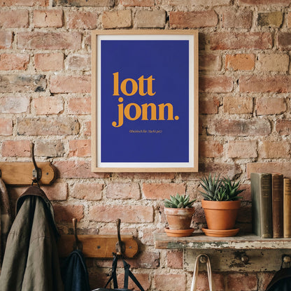 Blau-oranges Typografie-Poster „lott jonn.“ in A3 im Holzrahmen, stilvoll inszeniert an einer Backsteinwand im Flur mit Garderobe, Pflanzen und Büchern