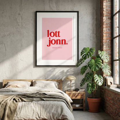 Rosa-rotes Dialektposter „lott jonn.“ stilvoll gerahmt über einem gemütlichen Bett mit Leinenbettwäsche in einem urbanen Schlafzimmer mit Betonwand und großem Fenster