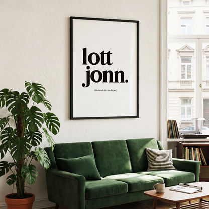 Minimalistisches Schwarz-Weiß-Poster „lott jonn.“ in A0, eingerahmt über einem grünen Samtsofa in einem hellen Wohnzimmer mit Holzboden und Zimmerpflanzen