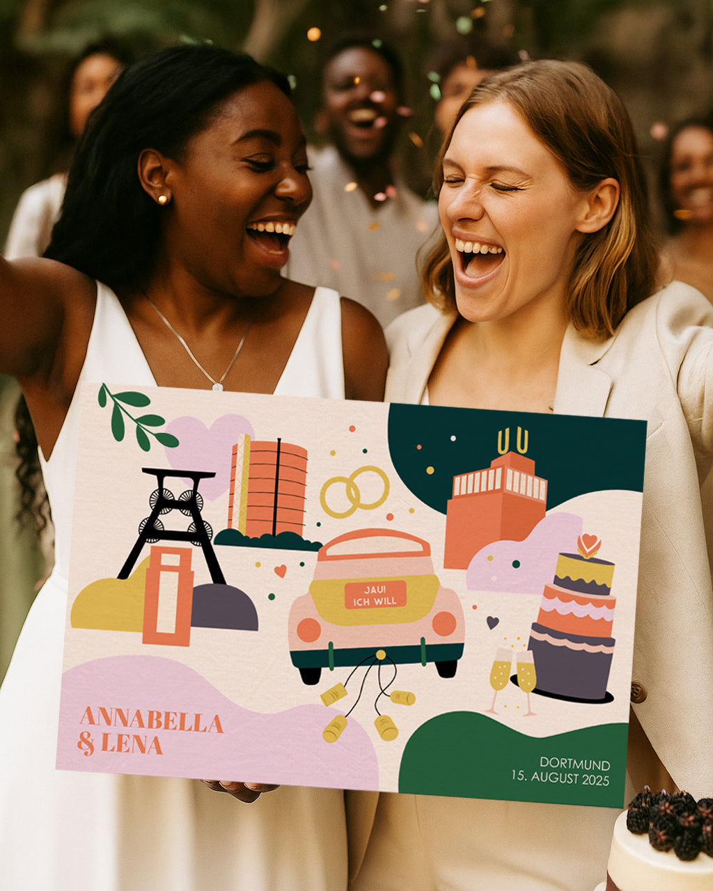 Lesbisches Paar feiern ihre Hochzeit und halten ein personalisiertes Hochzeitsbild mit Ruhrgebiet-Motiven in der Hand – modernes, individuelles Geschenk mit Namen, Ort und Datum