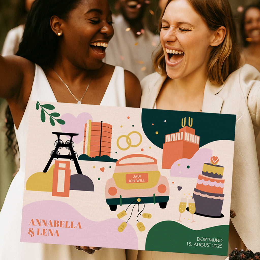 Lesbisches Paar feiern ihre Hochzeit und halten ein personalisiertes Hochzeitsbild mit Ruhrgebiet-Motiven in der Hand – modernes, individuelles Geschenk mit Namen, Ort und Datum