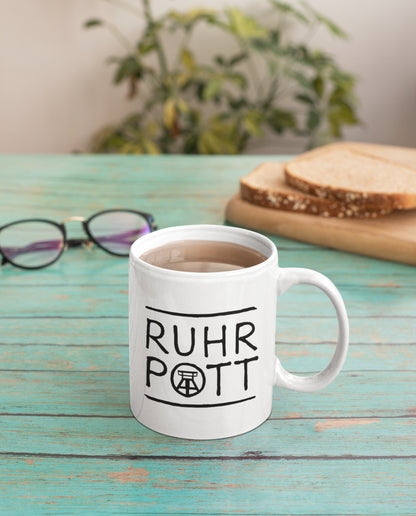 Weiße Keramiktasse mit stilvollem Ruhrpott-Schriftzug und Bergbau-Symbol, spülmaschinengeeignet