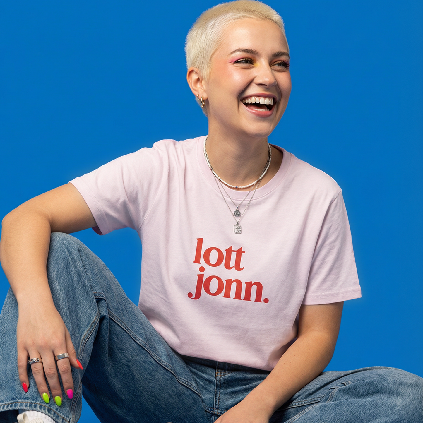 T-Shirt lott jonn. rosa mit rotem Print – Frontansicht