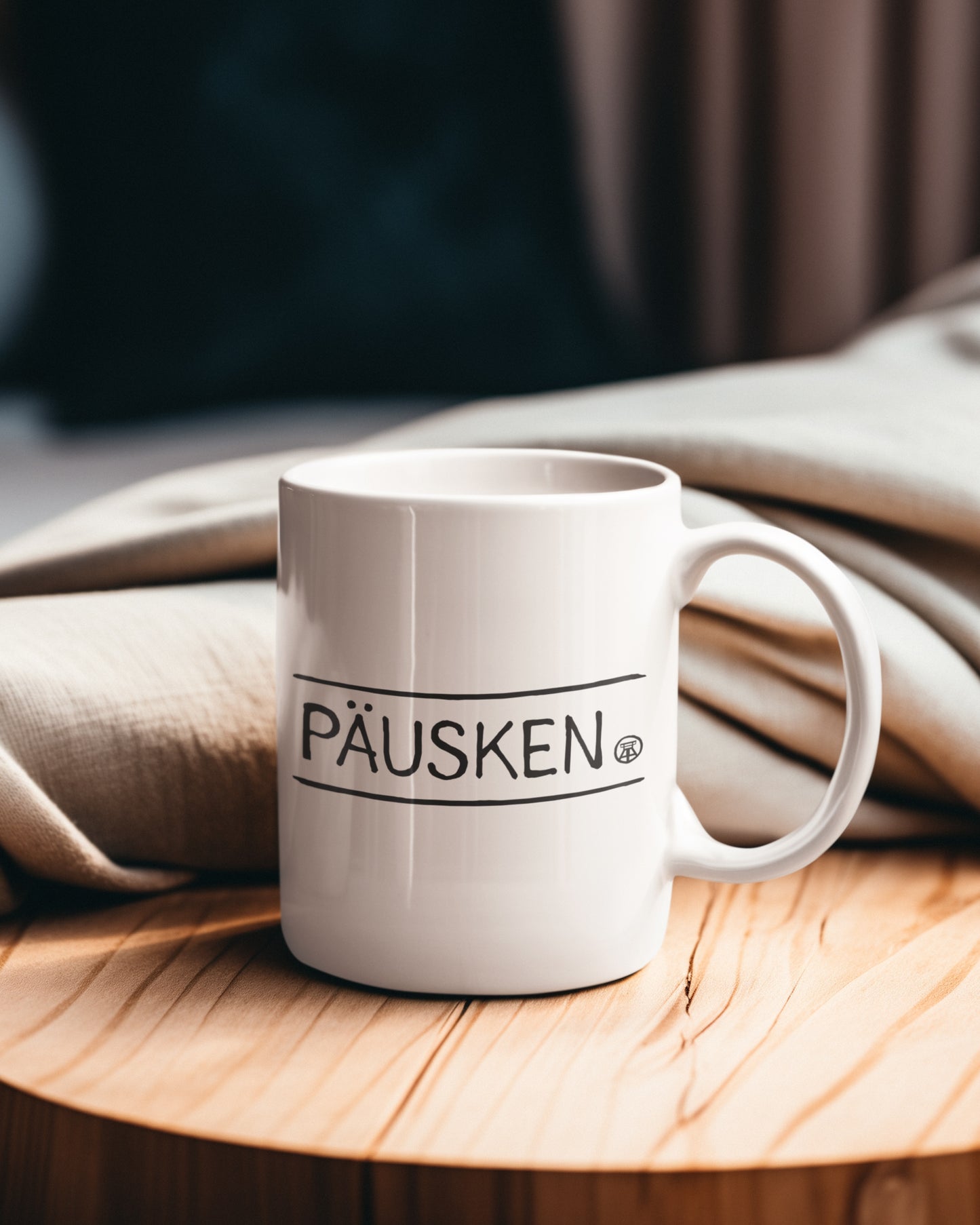 Weiße Keramiktasse mit schwarzem 'Ruhrpott'-Schriftzug und Zechen-Motiv, beidseitig bedruckt.