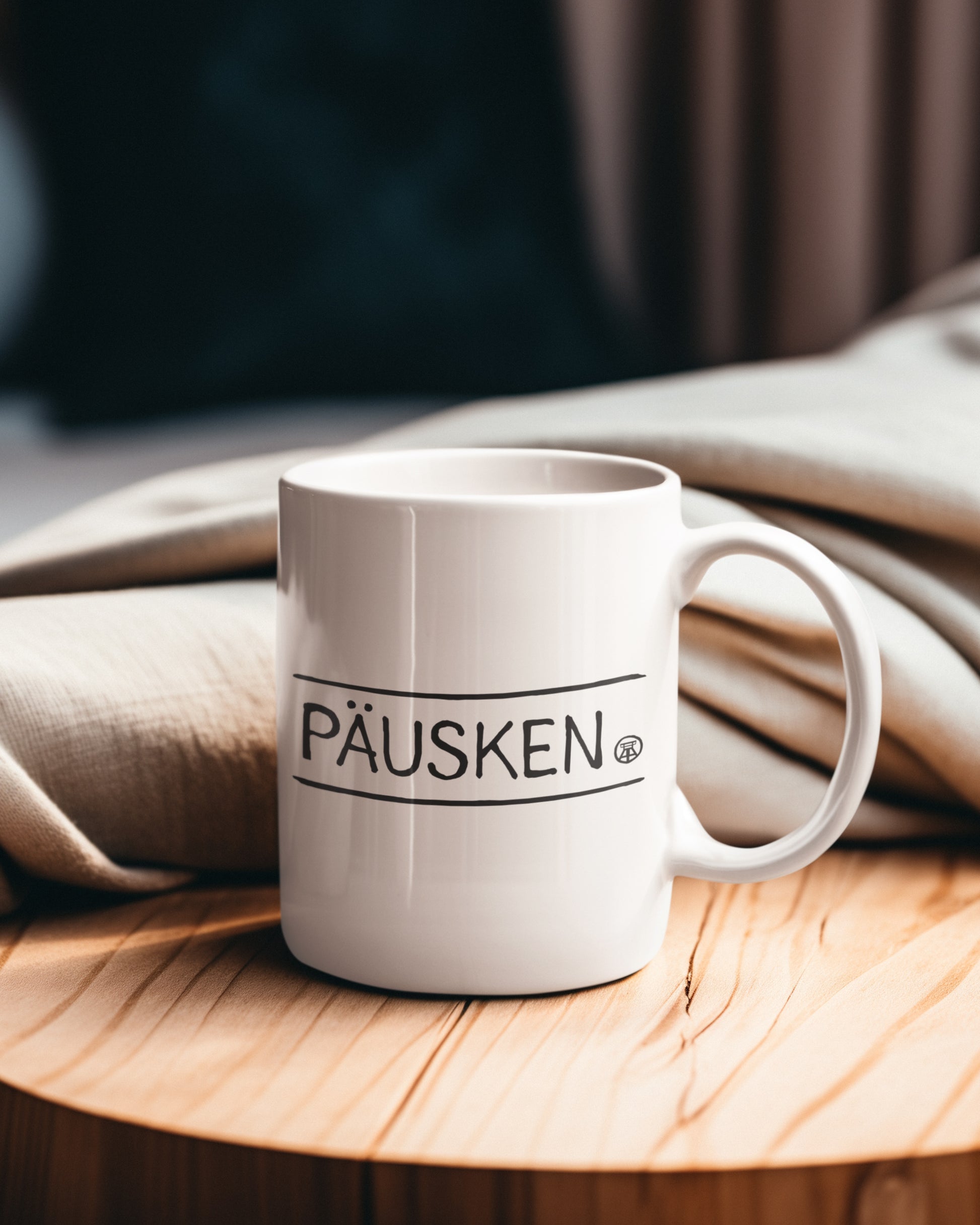 Weiße Keramiktasse mit schwarzem 'Ruhrpott'-Schriftzug und Zechen-Motiv, beidseitig bedruckt.
