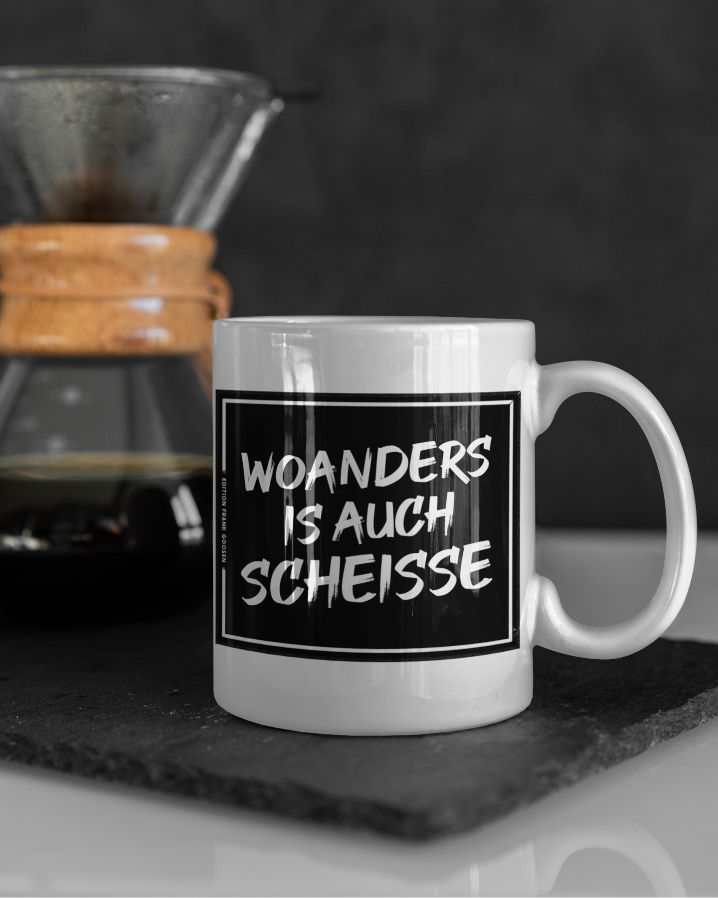 Robuste Keramiktasse mit beidseitigem Frank-Goosen-Zitat, ideal für Kaffee, Tee oder als humorvolles Geschenk.